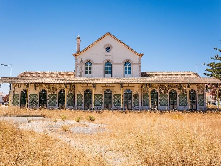 10 spectacular abandoned train stations you must visit